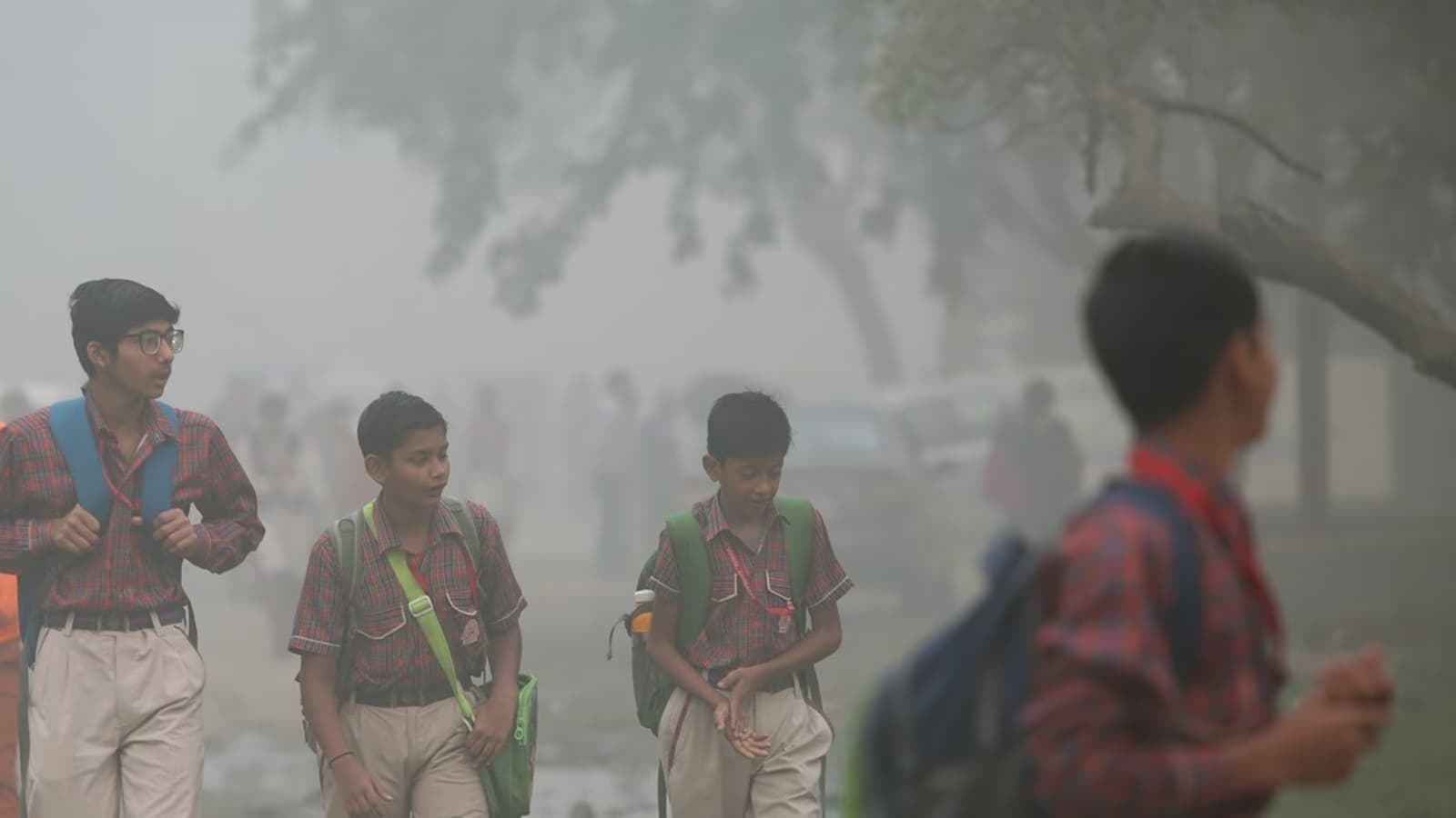 Pollution rises in Delhi-NCR; will students get &#039;pollution holidays&#039; ?