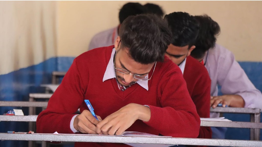 Stage 1 - National Standard Examination (NSE) The first level is conducted at various centers/schools across the country. NSE tests the foundational knowledge of students in their respective subjects. NSEs in Physics, Chemistry, Biology, Astronomy, Junior Science are organized by IAPT.