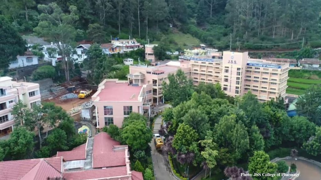 4.JSS College Of Pharmacy, Ooty Located in Ooty, Tamil Nadu the JSS College of Pharmacy has maintained its legacy of serving as the best pharmacy institution in India while securing rank 4 in the year 2024.